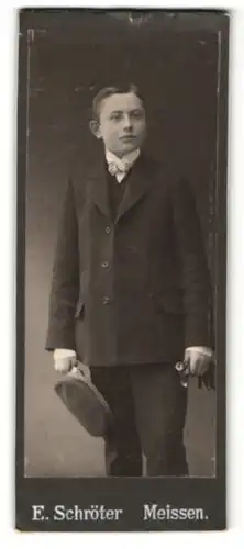Fotografie F. Schröter, Meissen, Portrait Knabe in Anzug