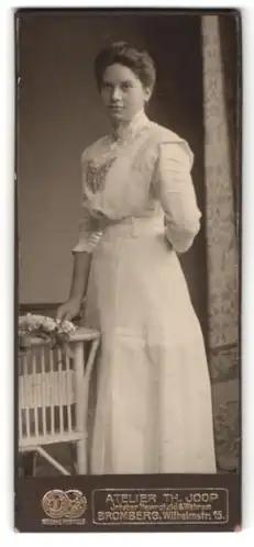 Fotografie Th. Joop, Bromberg, Portrait junge Dame in elegantem Kleid