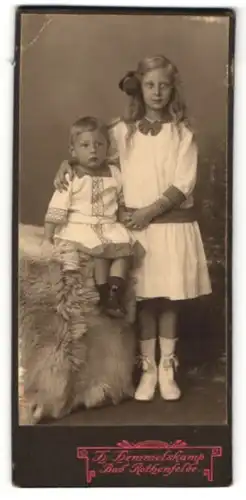 Fotografie H. Hemmelskamp, Bad Rothenfelde, Portrait Kleinkind und ältere Schwester