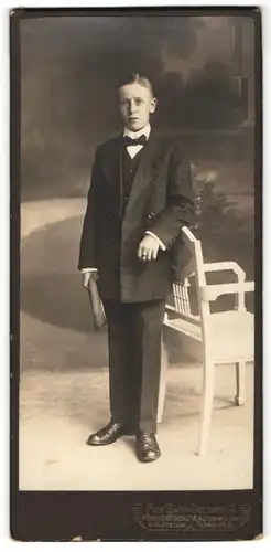 Fotografie Max Baum, Dresden-N, Portrait Knabe in festlichem Anzug