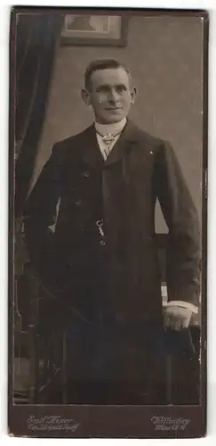 Fotografie Emil Heuer, Wittenberg, charmant lächelnder junger Mann in gestreifter Krawatte