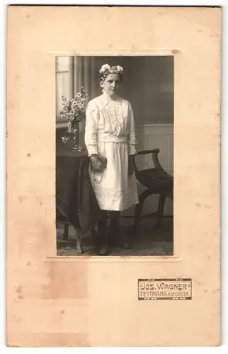 Fotografie Jos. Wagner, Tettnang, schönes Mädchen im weissen Kleid mit Perlenkette und Blumen zur Konfirmation