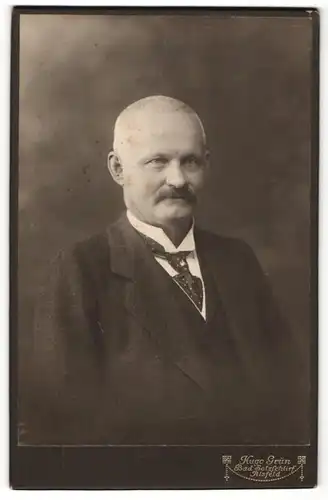 Fotografie Hugo Grün, Bad Salzschlirf, charmanter Herr mit kurzem Haar und Schnauzer in gepunkteter Krawatte