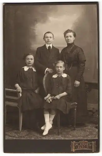 Fotografie M. Appel, Berlin, Portrait Mutter mit drei Kindern