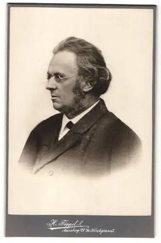 Fotografie H. Föppel, Annaberg i/S, Portrait älterer Herr mit Brille und zurückgekämmtem Haar