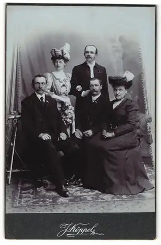 Fotografie J. Köppel, Prag, Portrait Familie in eleganter Garderobe