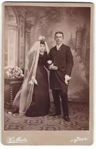 Fotografie H. Mader, Isny, charmantes junges Brautpaar in eleganter Hochzeitsmode mit Schleier und Handschuhen