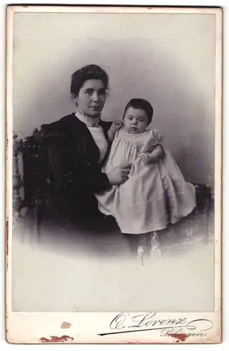 Fotografie O. Lorenz, Solingen, schöne junge Mutter mit dunklem Haar und süsses kleines Mädchen im weissen Kleidchen