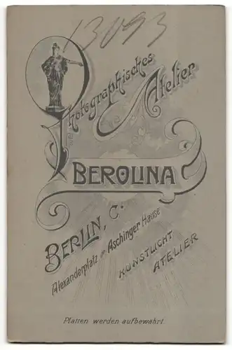Fotografie Atelier Berolina, Berlin, schönes junges Brautpaar in eleganter Hochzeitsmode mit Schleier und Zylinder
