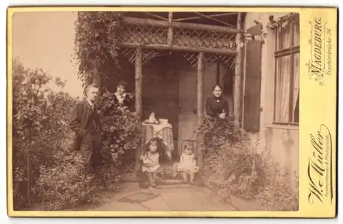 Fotografie W. Müller, Magdenburg, schönes Familienportrait mit kleinen Kinder auf der Veranda