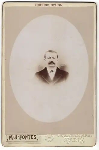 Fotografie M. H. Fontes, Paris, Portrait dunkelhaariger Herr mit Schnurrbart und schwarzer Fliege im Anzug