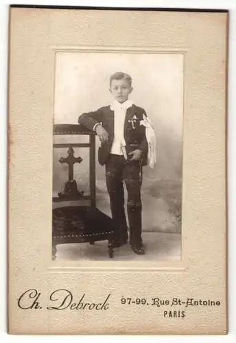 Fotografie Ch. Debrock, Paris, hübscher Knabe mit Buch und Gebetskette im Anzug zur Konfirmation