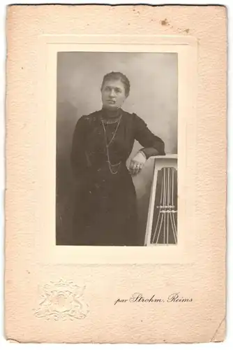 Fotografie Strohm, Reims, Portrait betagte Dame in schwarzem Kleid