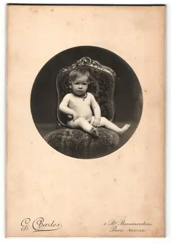 Fotografie G. Charles, Paris, niedliches nacktes Kleindkind mit Perlenhalskette