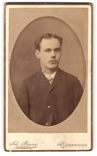 Fotografie Joh. Beine, Lüdenscheid, Portrait junger Mann in zeitgenöss. Garderobe