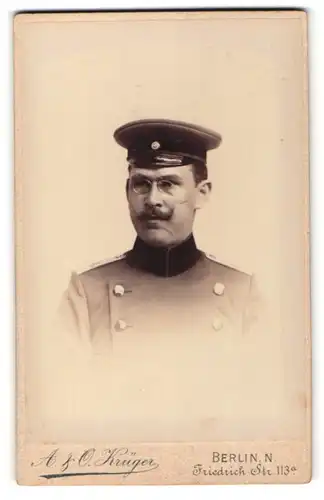 Fotografie A. & O. Krüger, Berlin, Portrait Leutnant in Uniform mit Schmissen