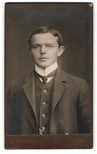 Fotografie C. Griesbach, Leipzig, Portrait halbwüchsiger Knabe in Anzug
