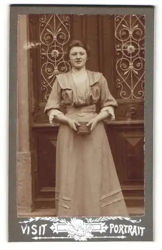 Fotografie unbekannter Fotograf und Ort, Portrait Fräulein in festlichem Kleid