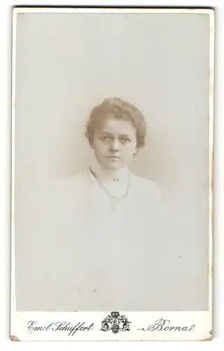 Fotografie Emil Schuffert, Borna, Portrait Fräulein mit zurückgebundenem Haar