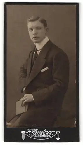 Fotografie Fr. Hasselmeier, Hamburg, Portrait junger Herr in Anzug