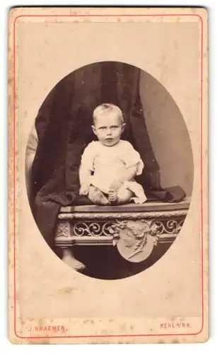 Fotografie J. Kraemer, Kehl a/Rh, Portrait Säugling mit nackigen Füssen
