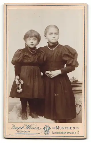 Fotografie Joseph Werner, München, Portrait Mädchen und kleine Schwester