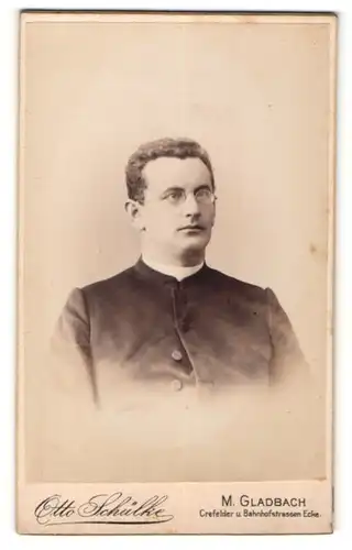 Fotografie Otto Schülke, M. Gladbach, Portrait kathol. Geistlicher mit Brille