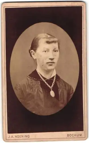 Fotografie J. A. Hoening, Bochum, Portrait junge Frau mit zusammengebundenem Haar