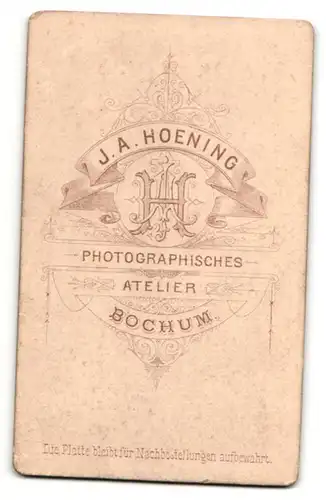 Fotografie J. A. Hoening, Bochum, Portrait junge Frau mit zusammengebundenem Haar