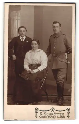 Fotografie R. Schrötter, Mühldorf a/Inn, Portrait Soldat mit Familie