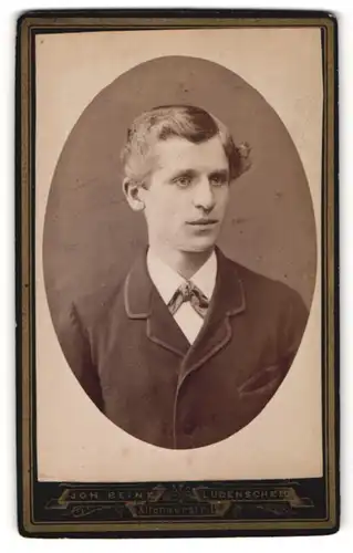 Fotografie Joh. Bein, Lüdenscheid, Portrait junger Mann mit zeitgenöss. Frisur