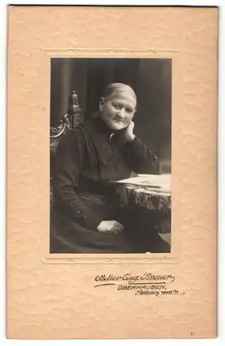 Fotografie Aug. Breuer, Oberhausen, Portrait Greisin in schwarzem Kleid, Witwe