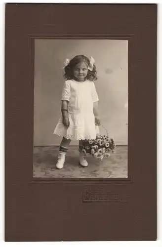 Fotografie Hans Schmitt, Windsheim, Portrait kleines Mädchen mit Haarschleifen und Blumenkorb