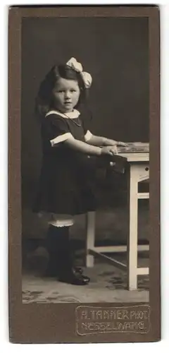 Fotografie A. Tanner, Nesselwang, Portrait kleines Mädchen mit Haarschleife