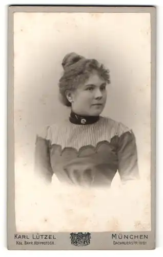 Fotografie Karl Lützel, München, Portrait charmantes Fräulein mit Dutt und Brosche