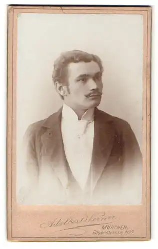 Fotografie Adalbert Werner, München, Portrait junger brünetter Mann mit Oberlippenbart und weisser Krawatte