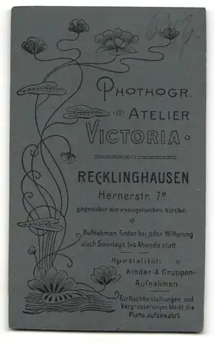 Fotografie Atelier Victoria, Recklinghausen, Portrait junge Frau in zeitgenöss. Garderobe