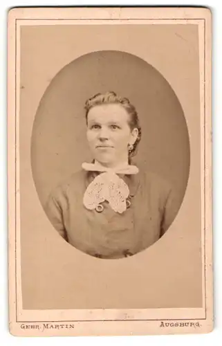 Fotografie Gebr. Martin, Augsburg, Portrait junge Frau mit zusammengebundenem Haar