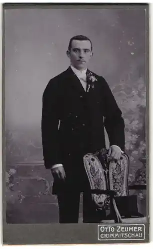 Fotografie Otto Zeumer, Crimmitschau, Portrait junger Herr in festlicher Garderobe