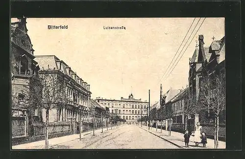 AK Bitterfeld, Luisenstrasse mit Gebäudeansicht