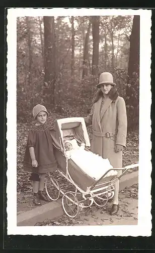 Foto-AK Mutter und Tochter mit Kinderwagen im Grünen
