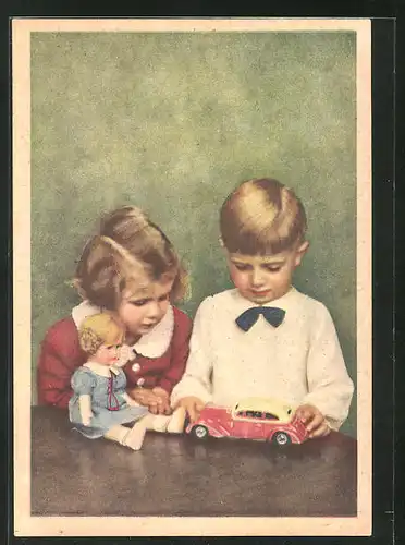 AK Knabe mit Spielzeug Blechauto und Mädchen mit Puppe