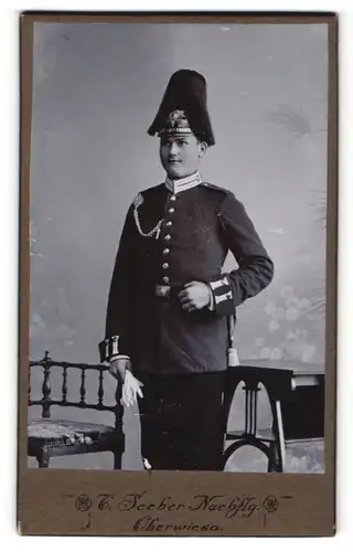 Fotografie C. Seeber Nachflg., Oberwiese, Portrait junger Soldat eines Garde-Regiments mit Sachsen-Pickelhaube