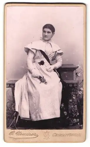 Fotografie O. Zeuner, Crimmitschau, Portrait Mädchen in festlicher Garderobe