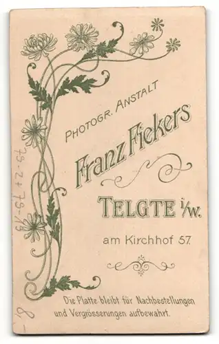 Fotografie Franz Fiekers, Telgte i/W, Portrait Fräuleins in festlicher Garderobe mit Schärpen