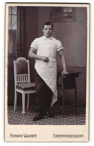 Fotografie Heinrich Wagner, Ehrenfriedersdorf, Portrait Fleischer mit hochgekrempelten Ärmeln