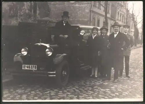 Fotografie Auto Opel, vornehme Gesellschaft mit schwarzer Limousine, Kfz-Kennzeichen: IE-46378