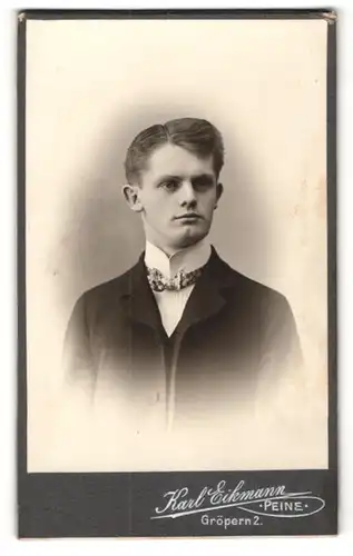 Fotografie Karl Eikmann, Peine, Portrait junger Herr in Anzug