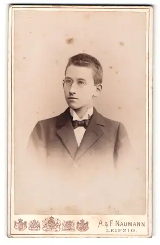 Fotografie A. & F. Naumann, Leipzig, Portrait halbwüchsiger Knabe mit Brille