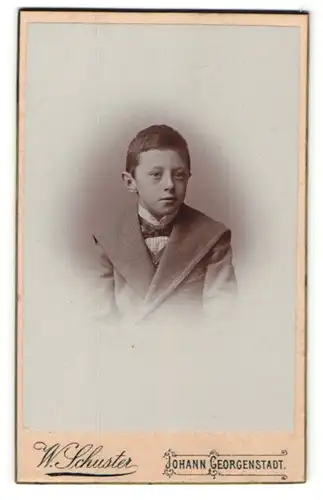 Fotografie W. Schuster, Johann-Georgenstadt, Portrait Knabe in Anzug